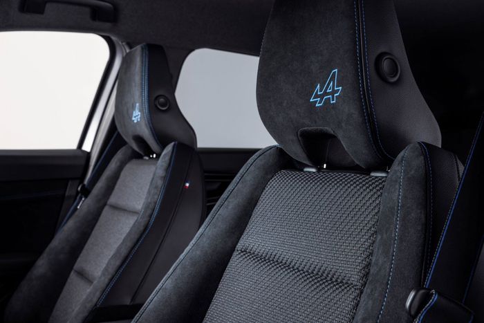 Les sièges sont aussi signés du A fléché