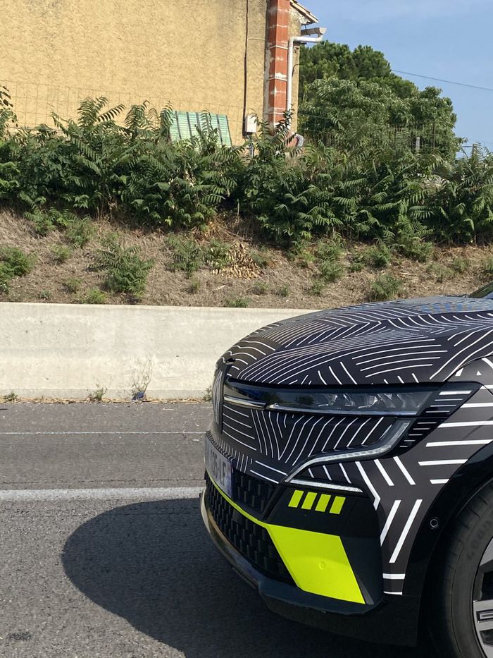 L'avant présente une toute nouvelle signature à LED