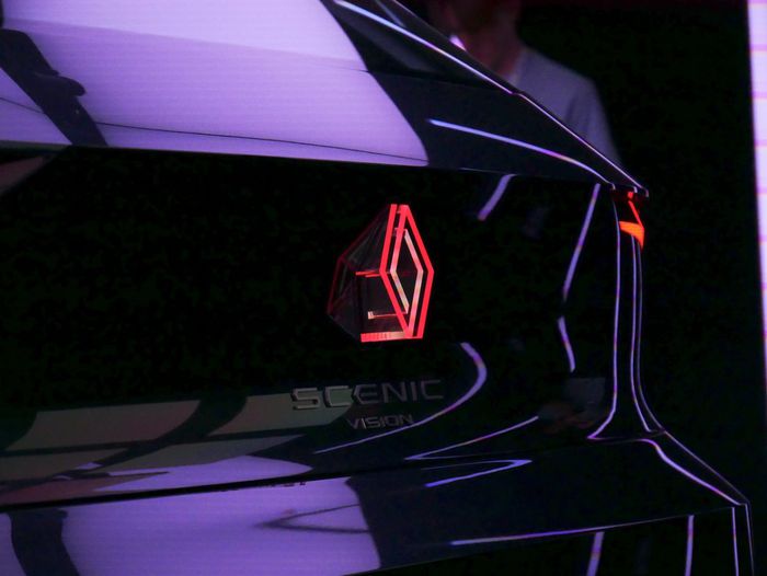 À l'arrière, le logo est animé