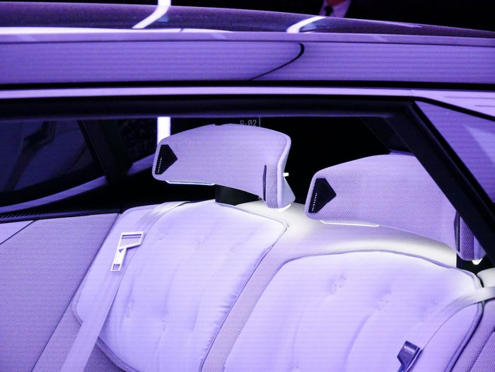 Les appuis-tête sont équipés d'enceintes