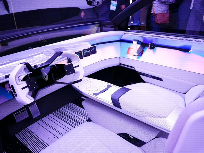 Le volant tronqué implanté sur la planche de bord