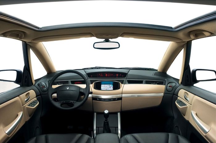 L'habitacle de l'Avantime est très lumineux grâce à son grand toit en verre