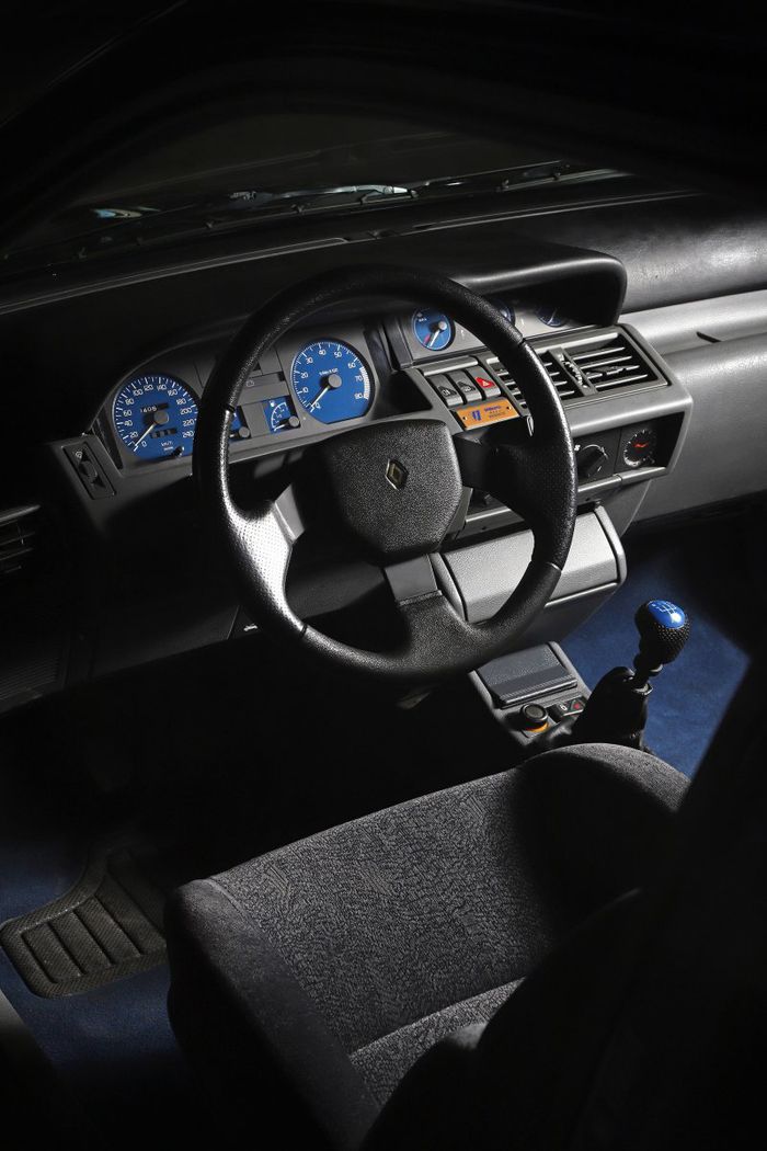 La prédominance du bleu à l'intérieur de la Clio Williams