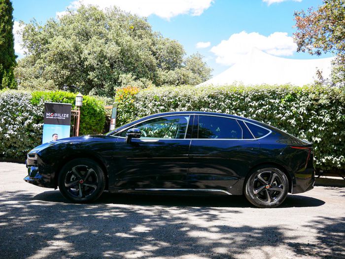 Une Limo qui ressemble beaucoup à une Tesla Model 3