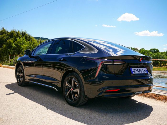 Le 3/4 arrière du véhicule et sa signature lumineuse à LED