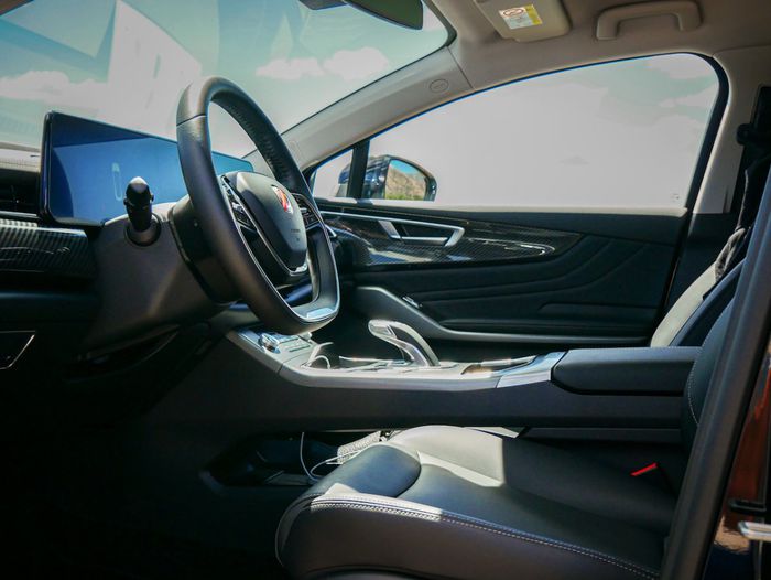 La planche de bord de cette berline 100 % électrique avec son système multimédia de 22,55 pouces