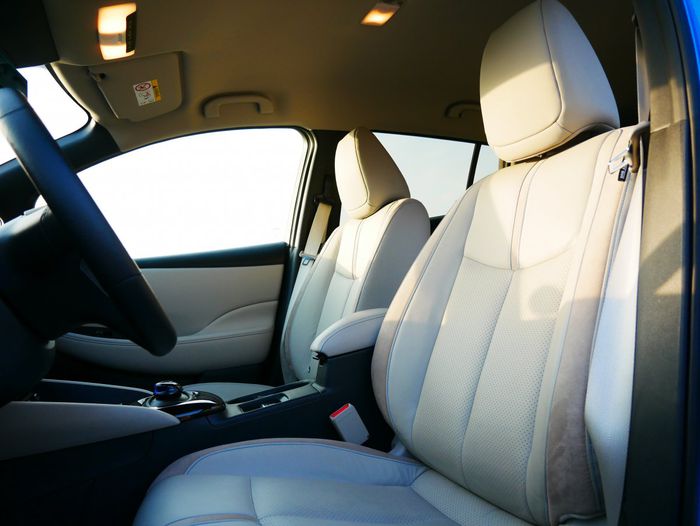 Celui de la berline compacte est plus clair mais moins spacieux à l'arrière