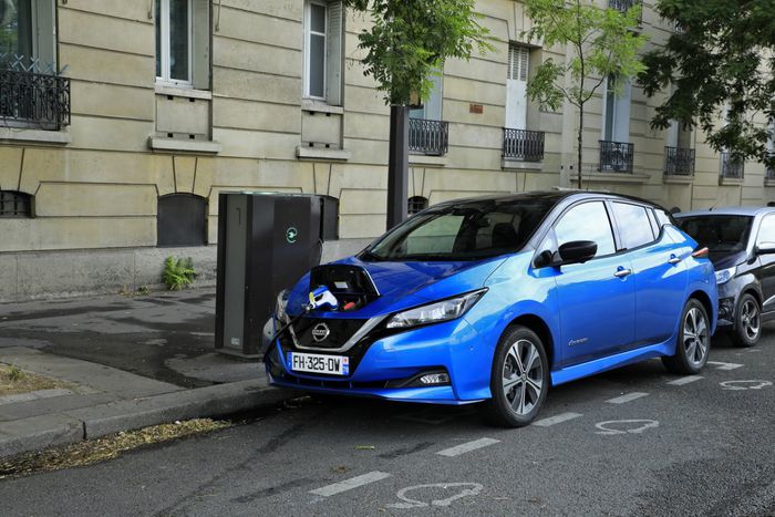 La prise se trouve à l'avant sur la Nissan Leaf
