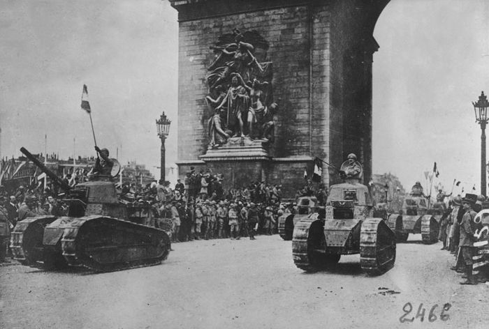 Les chars FT 17, symbole de la victoire, lors du défilé sur les champs Elysées après la capitulation des Allemands.