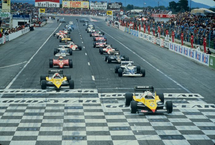 Les deux Renault RE40 sur la première ligne