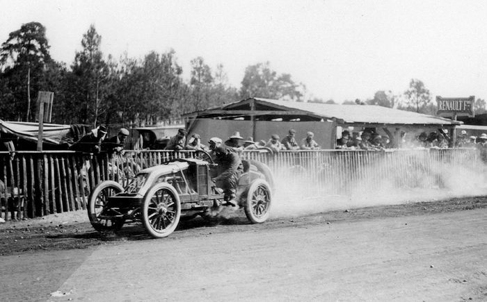 1er Grand Prix de l'ACF - Victoire de Szisz sur Renault