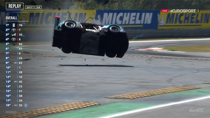 L'Aston Martin qui décolle sur les boudins