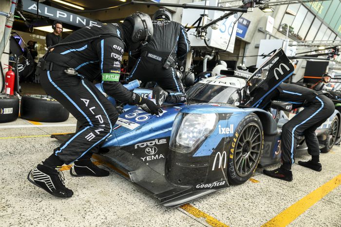 Arr&ecirc;t aux stands Alpine A470
