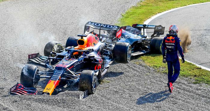 La Red Bull de Verstappen à cheval sur la Mercedes de Lewis Hamilton