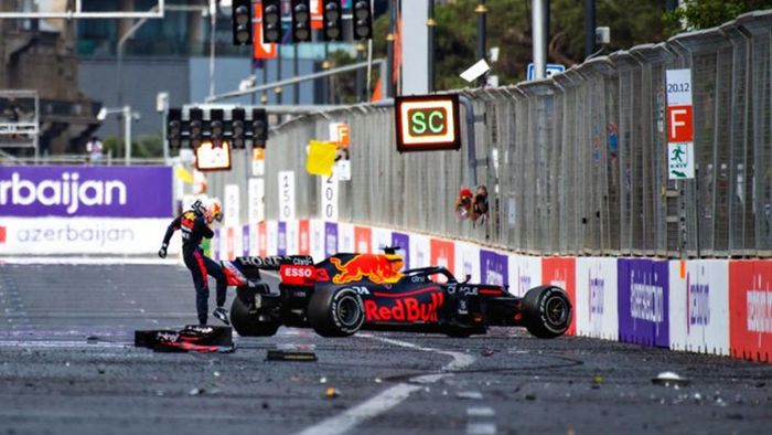 Verstappen se crash dans le mur après l'explosion de son pneu arrière