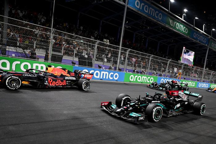 369,5. C'est le nombre de points de Max Verstappen et Lewis Hamilton au classement
