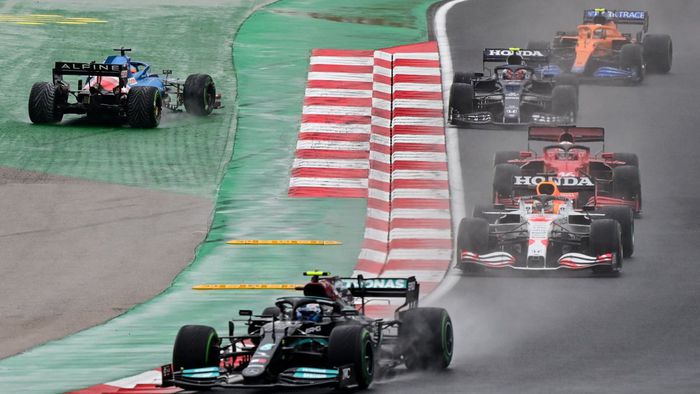 Alonso envoyé à la faute par Pierre Gasly