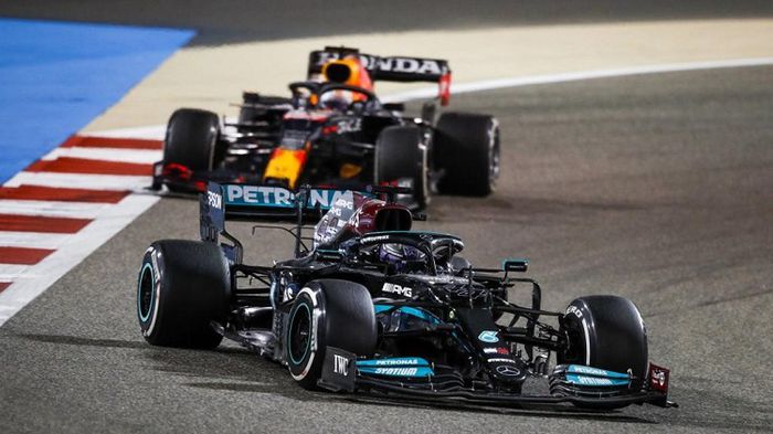 Hamilton arrache la victoire à Verstappen 