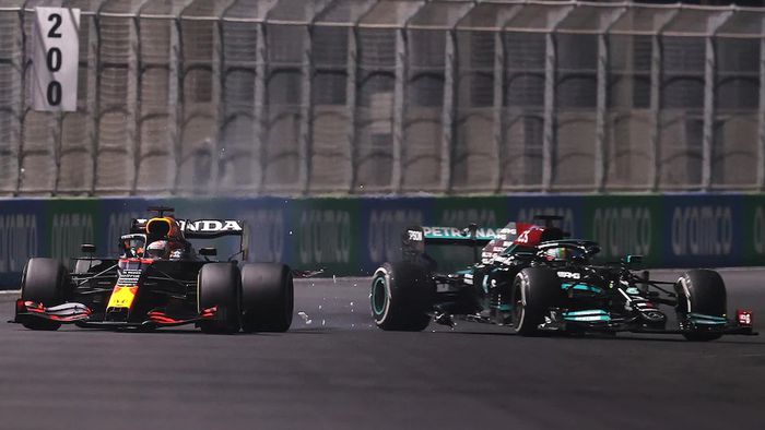 Hamilton percute Verstappen et endommage son aileron avant