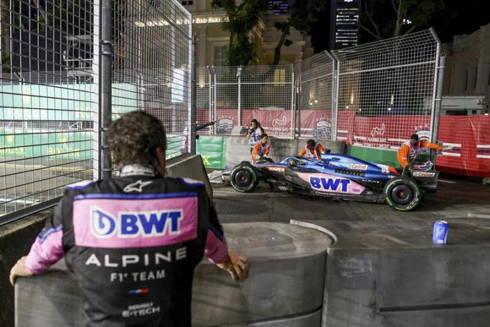 Alonso dépité devant sa monoplace en panne