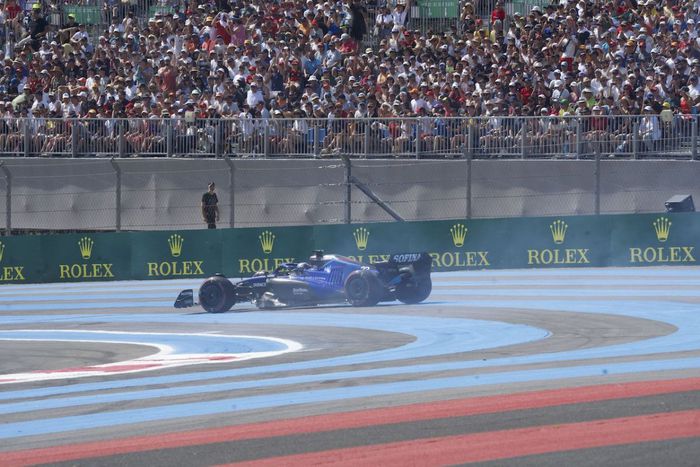 Le tête-à-queue d'Albon dans la chicane après la ligne droite du Mistral