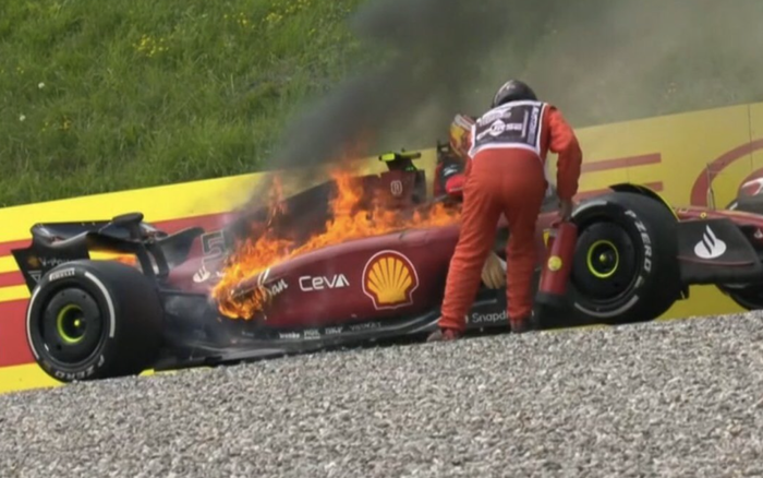 La Ferrari de Carlos Sainz en feu