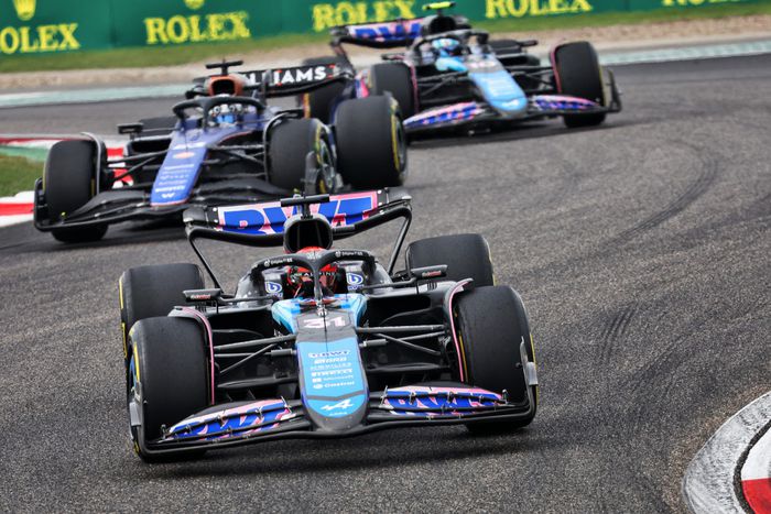 Les deux Alpine F1 Team séparé par une williams au Grand Prix de Chine 2024