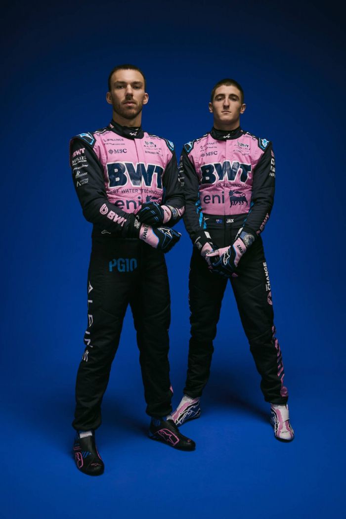 Duo de pilotes Alpine pour la saison 2025 avec les combinaisons : Pierre Gasly et Jack Doohan