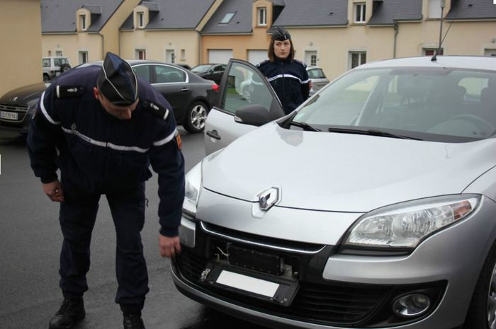 la Renault Mégane employée comme voiture-radar, parmi d'autres 