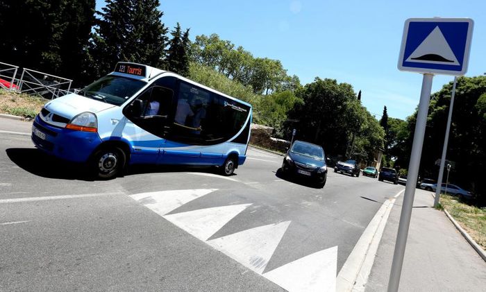 Un ralentisseur sur une route desservie par un transport en commun