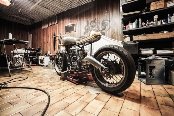 Garage avec moto