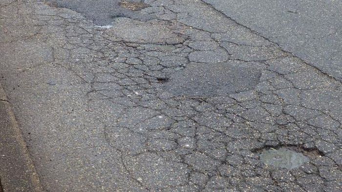 Nids-de-poule, fissures, le quotidien pour des millions de français