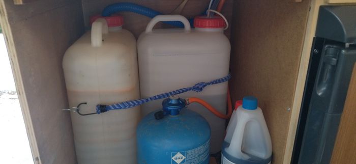 Installation bidons eau dans van