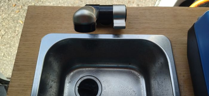 Evier et robinet dans van aménagé