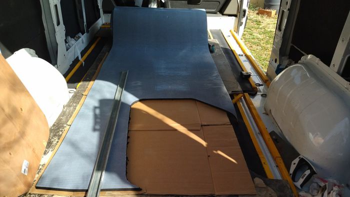 Découpe de l'Armaflex dans le van