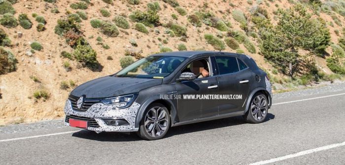 Un drôle de mulet de Megane hybride en fuite