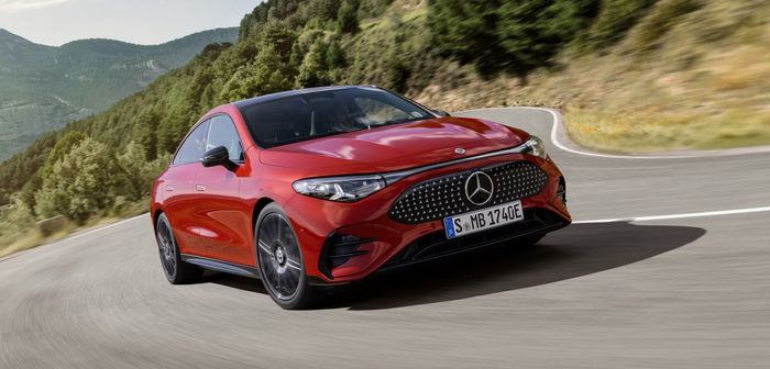 La Mercedes CLA &eacute;lue voiture de l&rsquo;ann&eacute;e, la Renault 4 trop loin