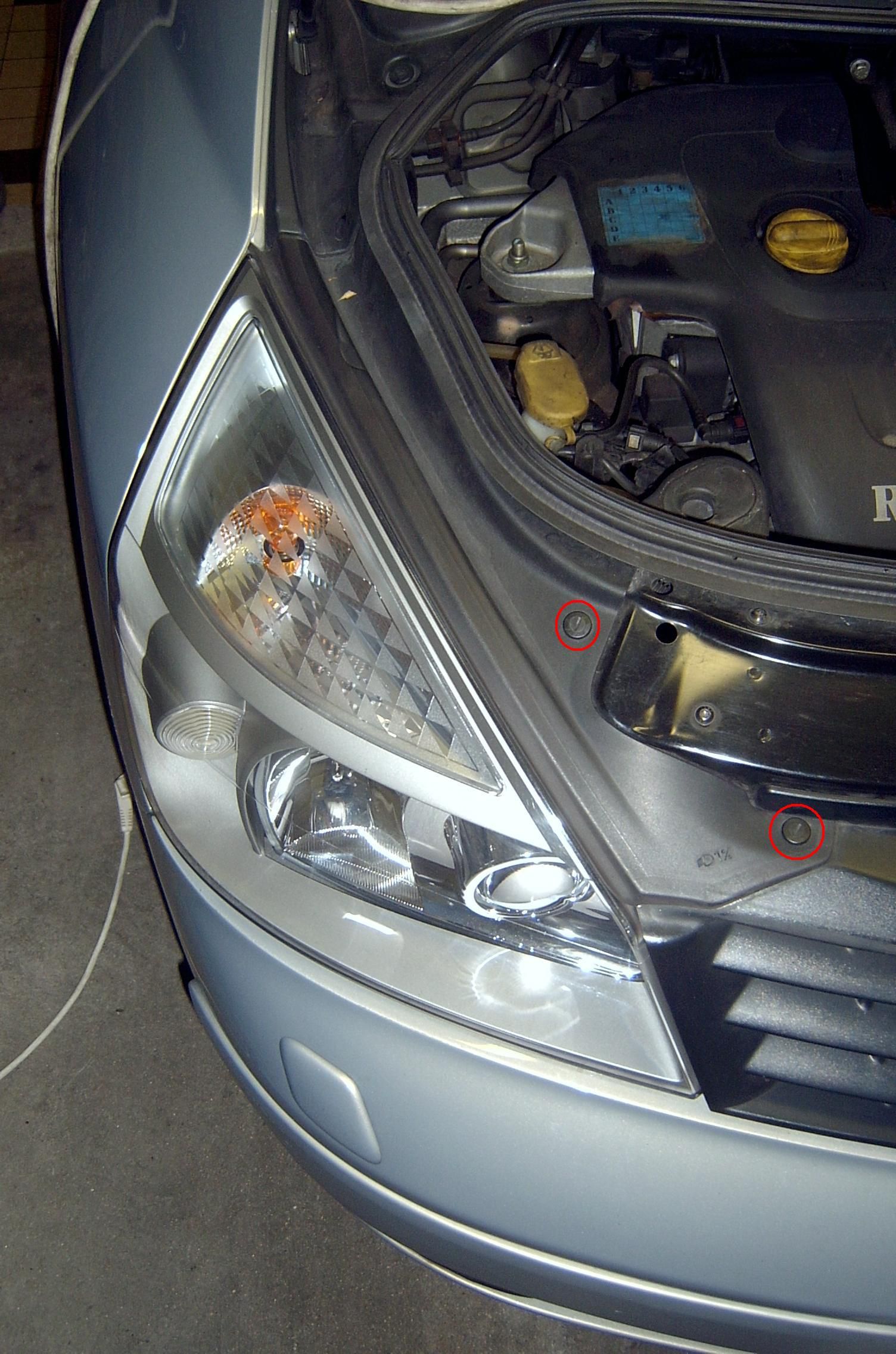 Changer les ampoules ou le feu arrière sur Renault Clio 2 phase 1